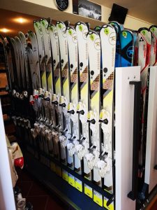 The best skis & snowboards for hire in Poiana Brasov